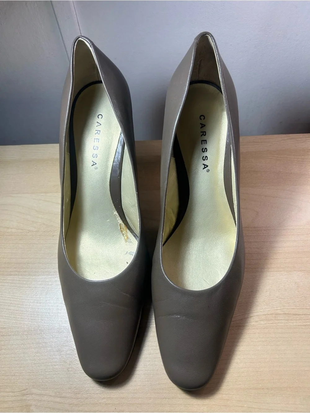 Caresa Women's Classic Leather Pumps